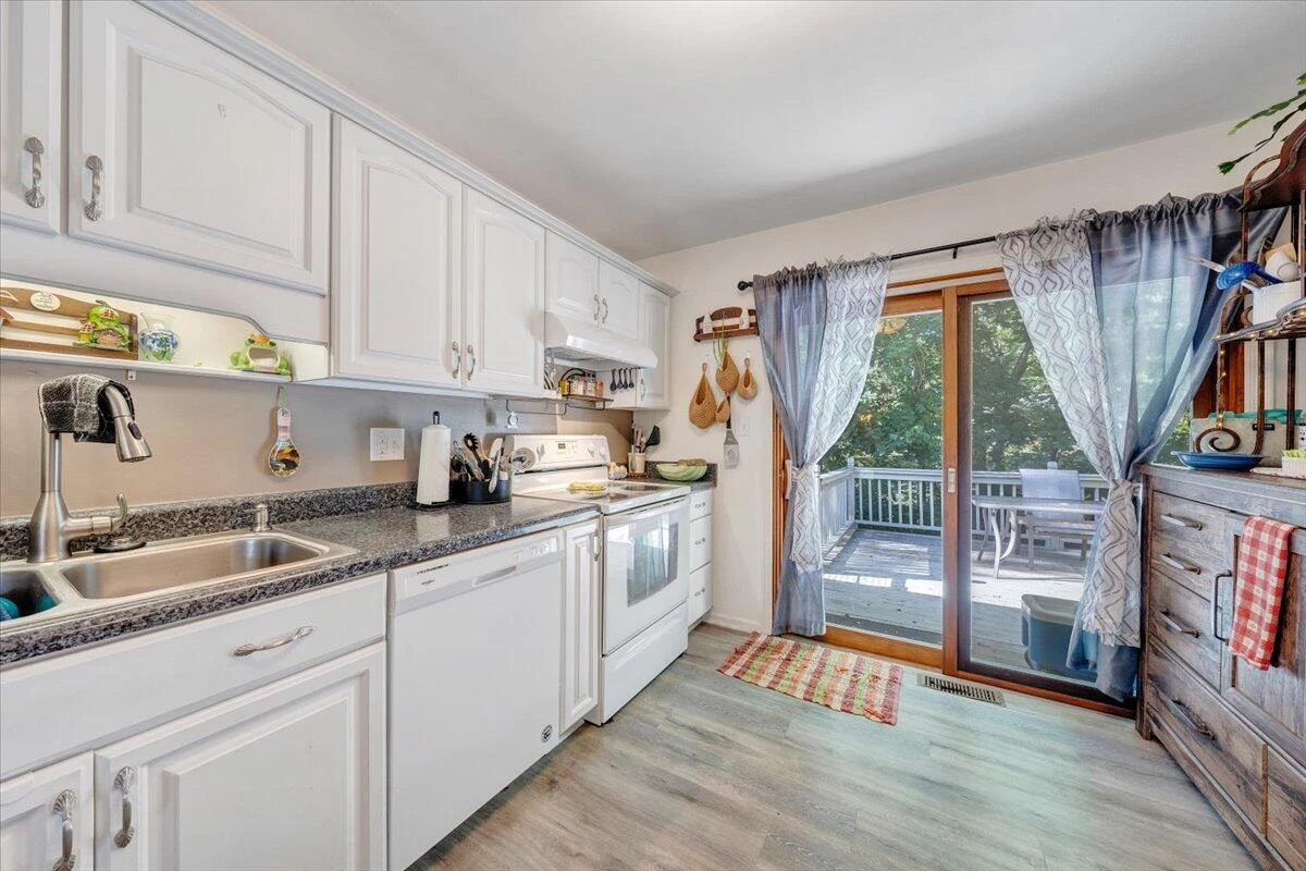 919 Halifax CIR - Photo 14