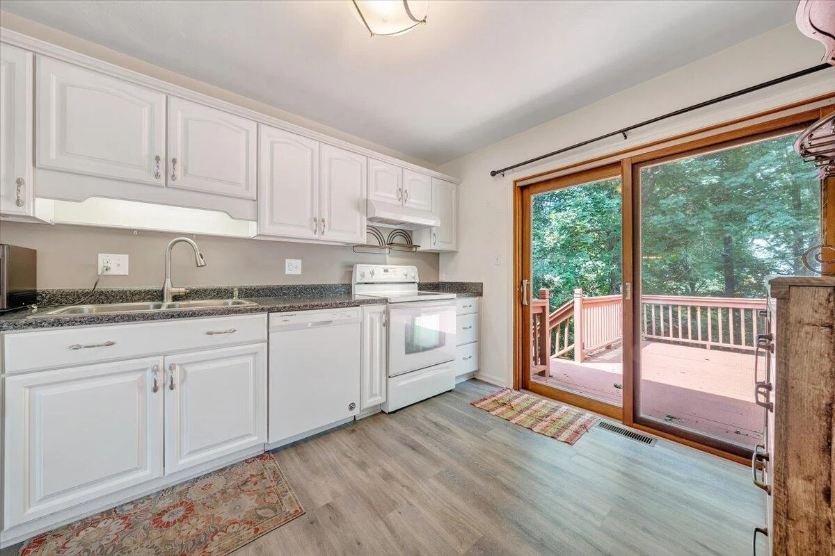 919 Halifax CIR - Photo 15