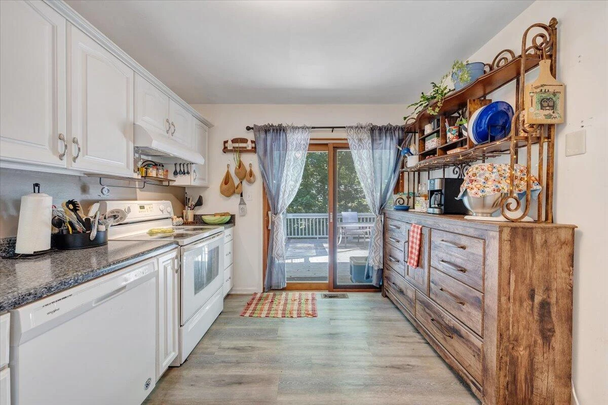 919 Halifax CIR - Photo 16