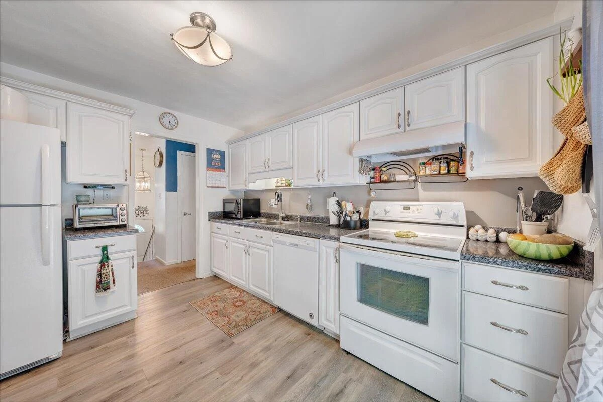 919 Halifax CIR - Photo 18