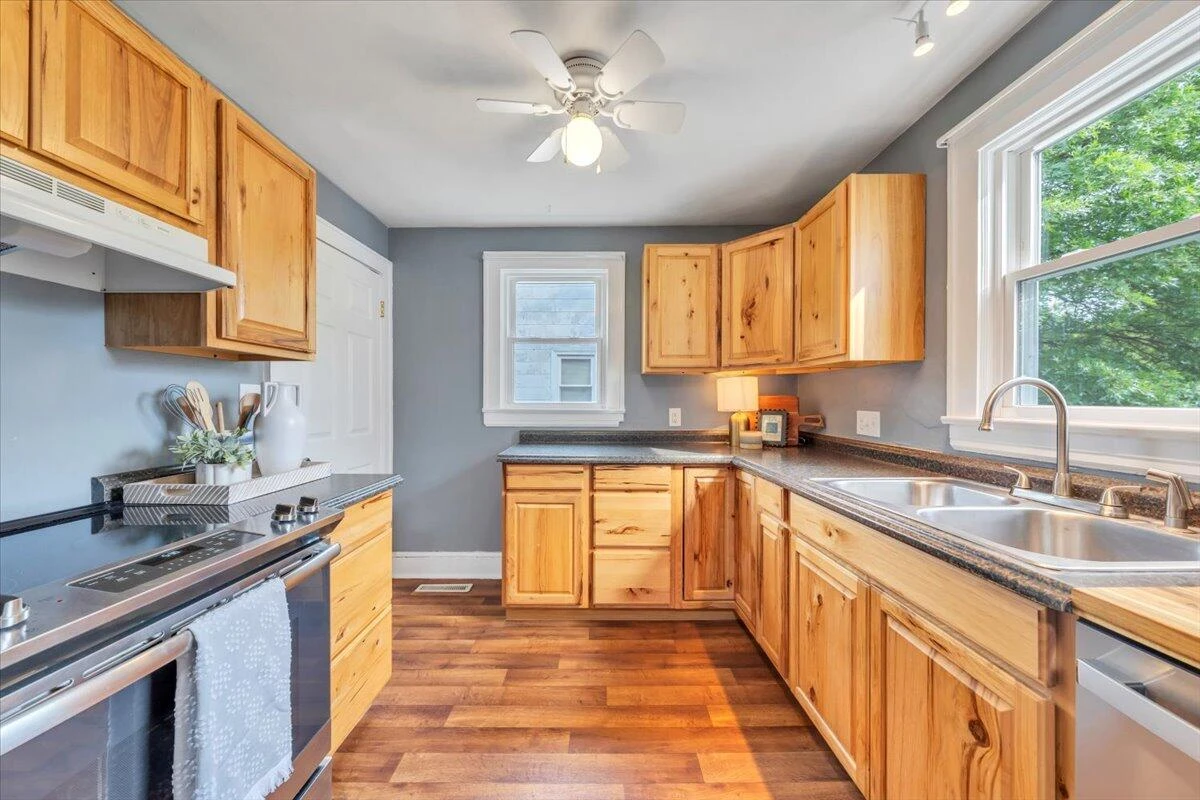 1102 Carolina AVE - Photo 10