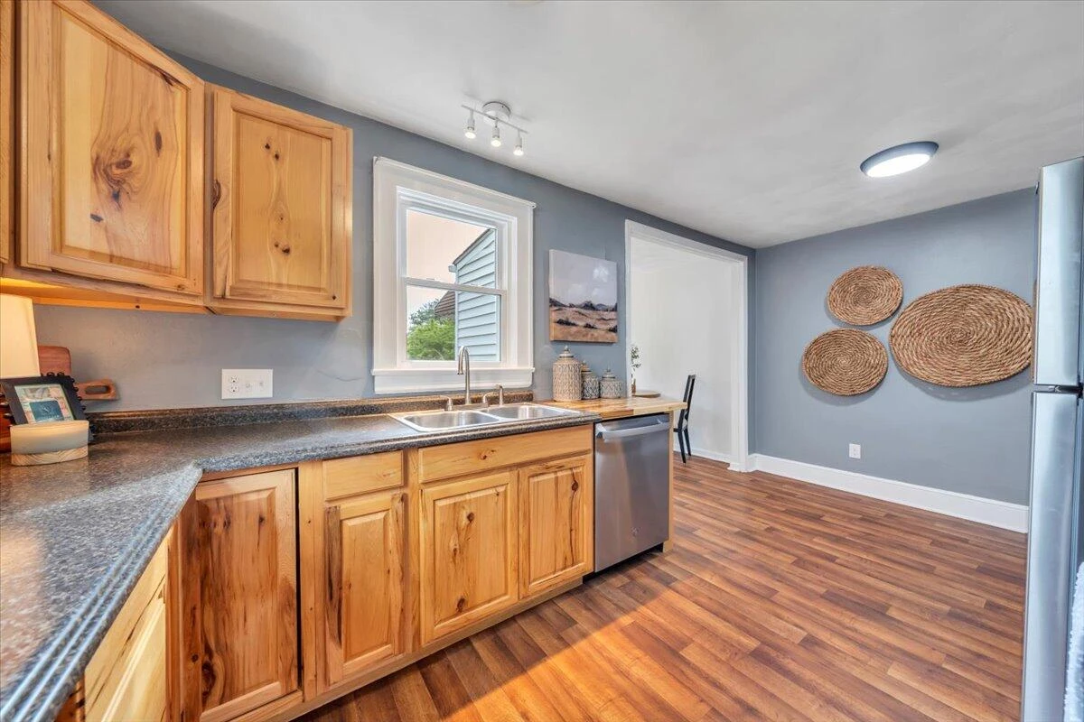 1102 Carolina AVE - Photo 12