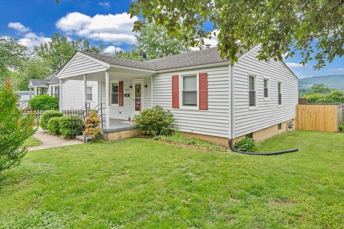 1102 Carolina AVE - Photo 2