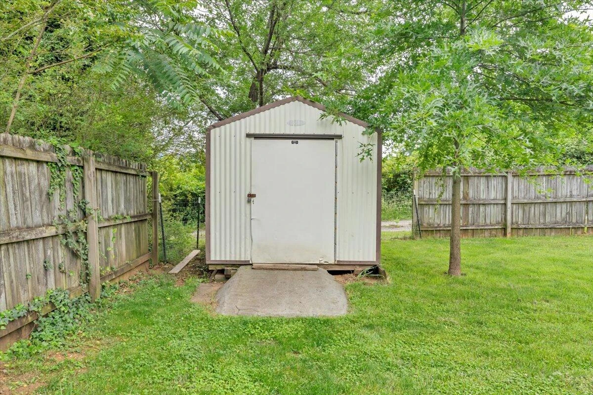 1102 Carolina AVE - Photo 32