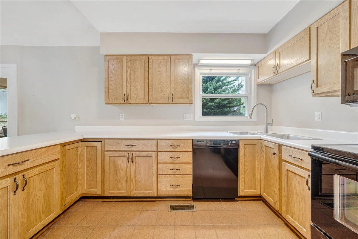 1894 Woodmere CT - Photo 15