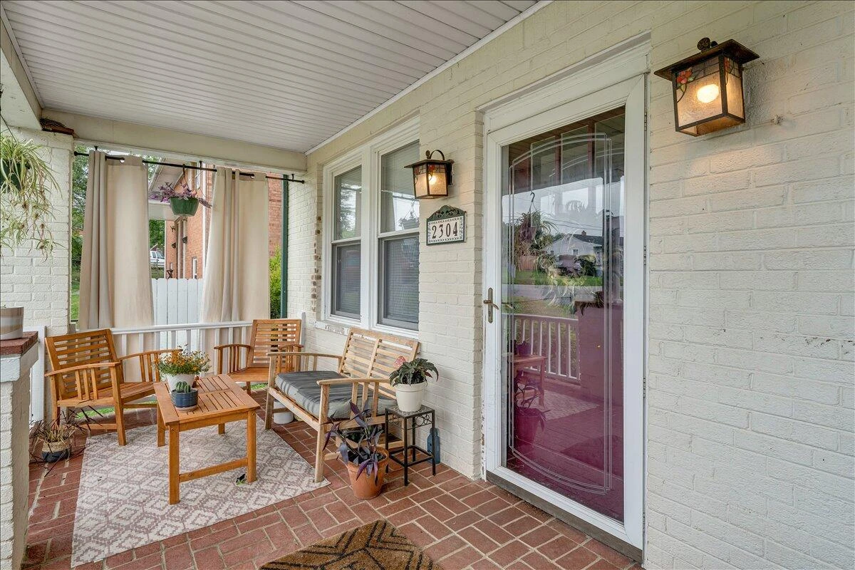 2304 Larchwood ST - Photo 2
