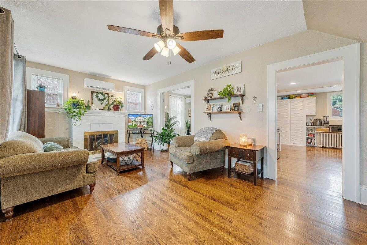 2304 Larchwood ST - Photo 3