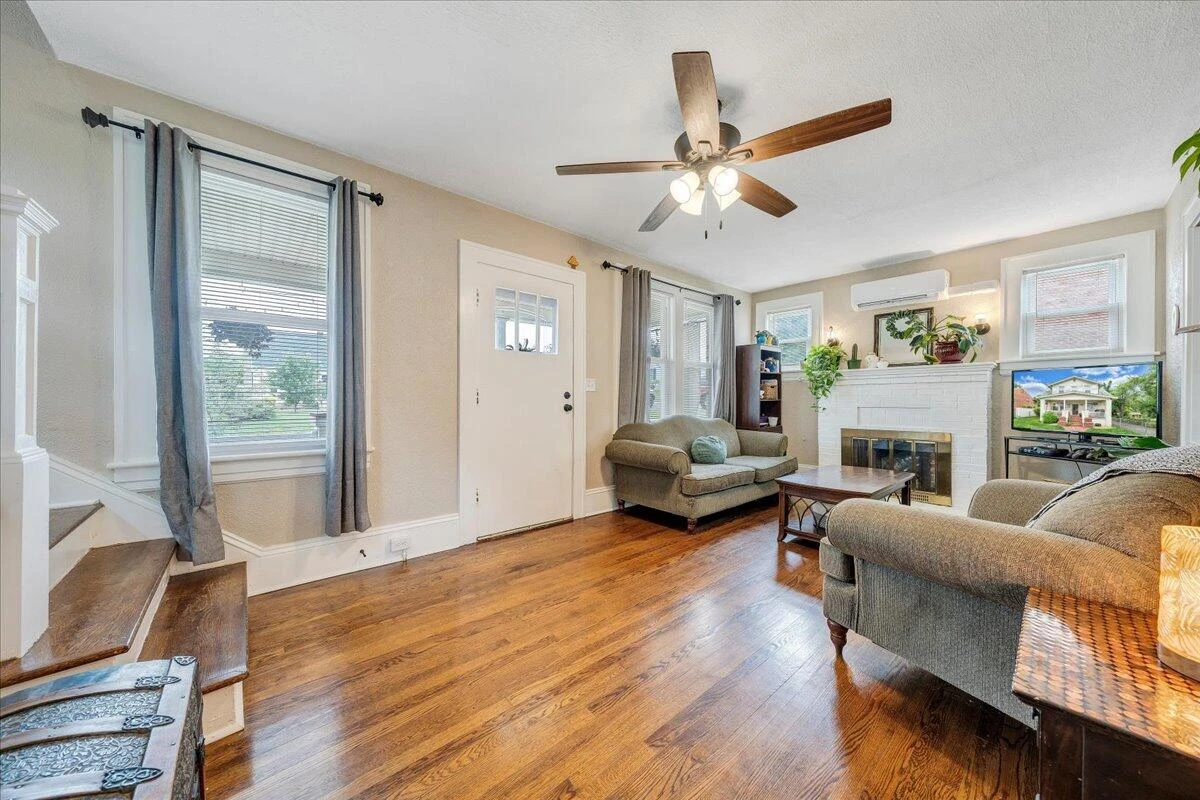 2304 Larchwood ST - Photo 5