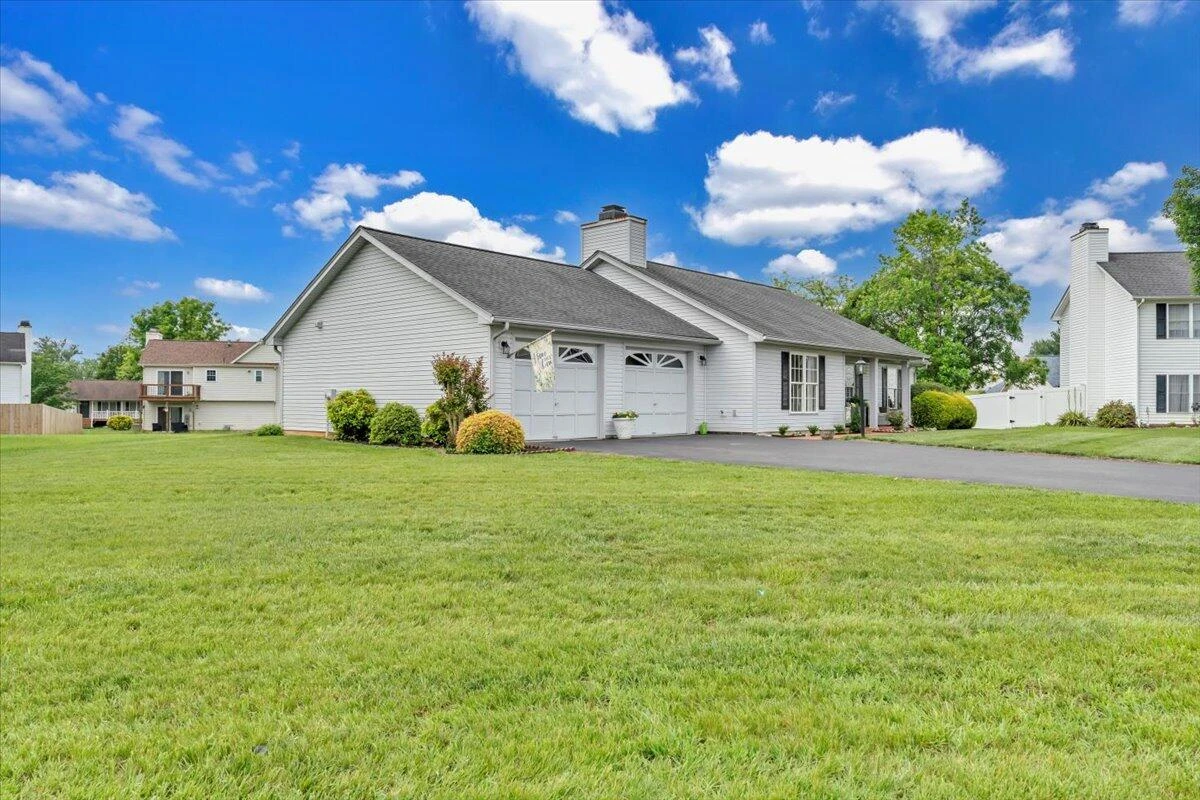 2420 Carlsbad CIR - Photo 2