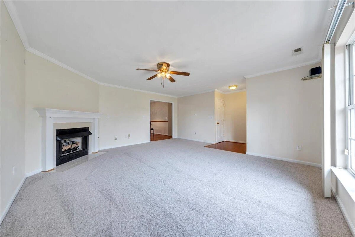 2420 Carlsbad CIR - Photo 4