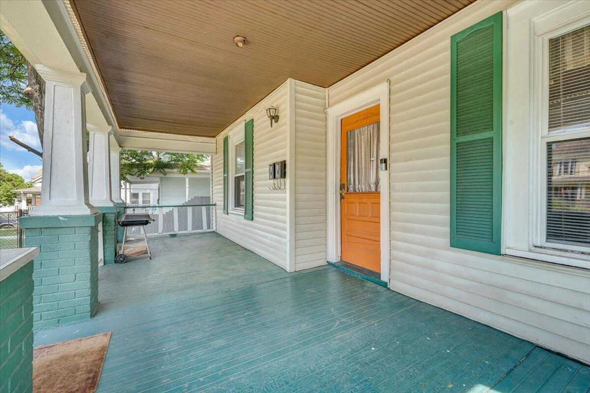 1120 6th ST - Photo 4
