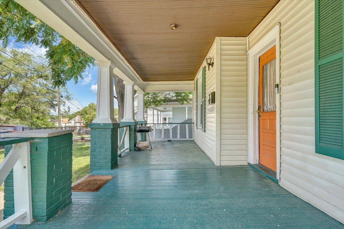 1120 6th ST - Photo 5
