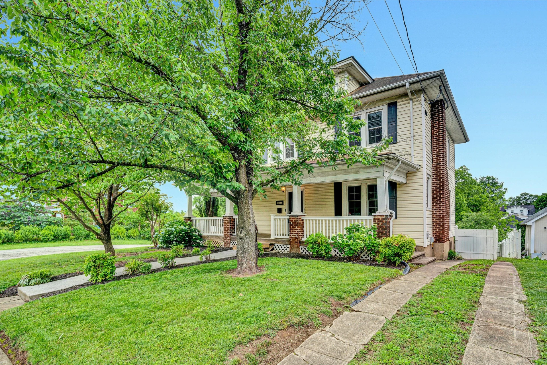 2102 Berkley AVE - Photo 2