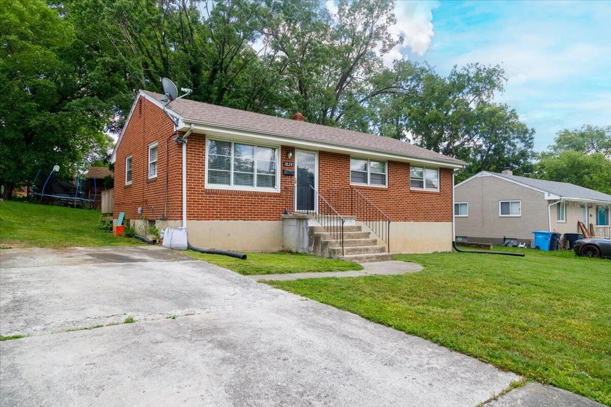 1829 Court ST - Photo 2