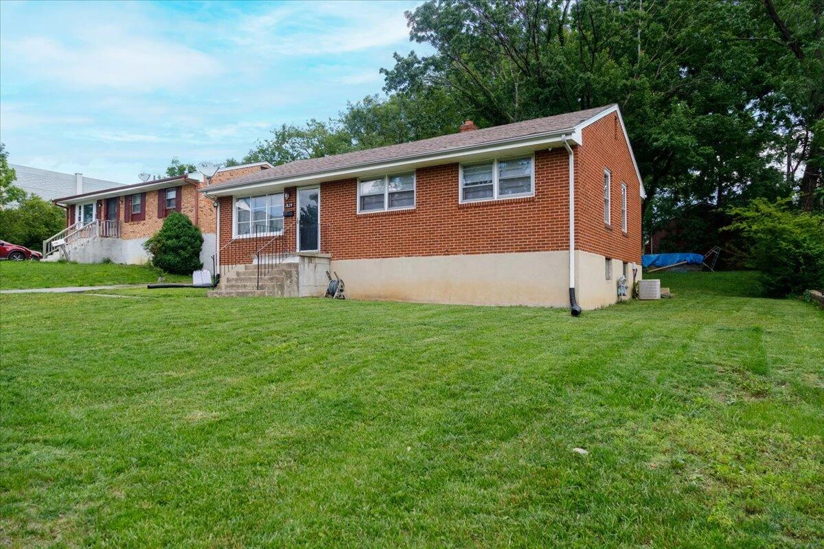 1829 Court ST - Photo 3