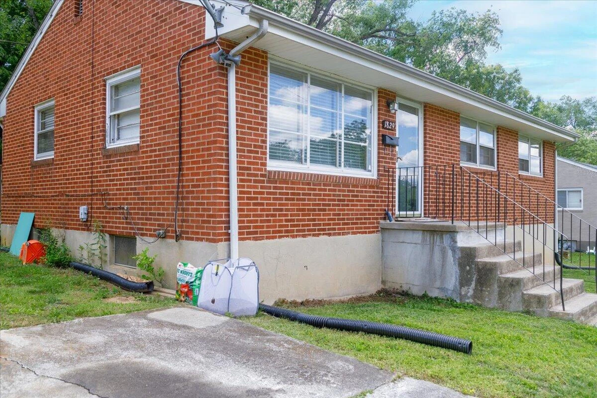 1829 Court ST - Photo 4