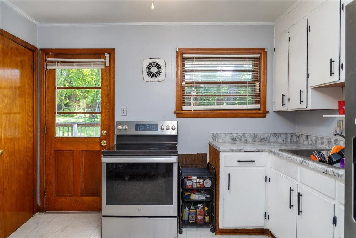 1829 Court ST - Photo 9