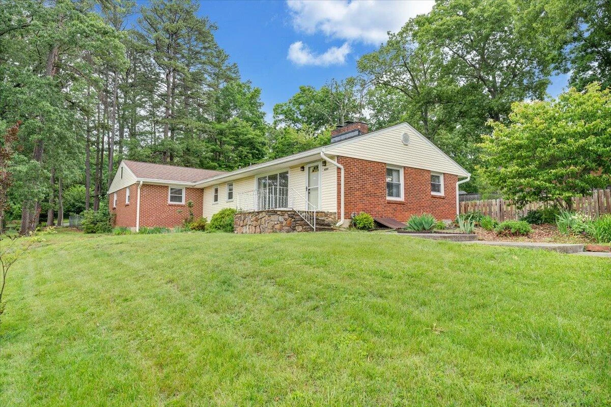 8209 Webster DR