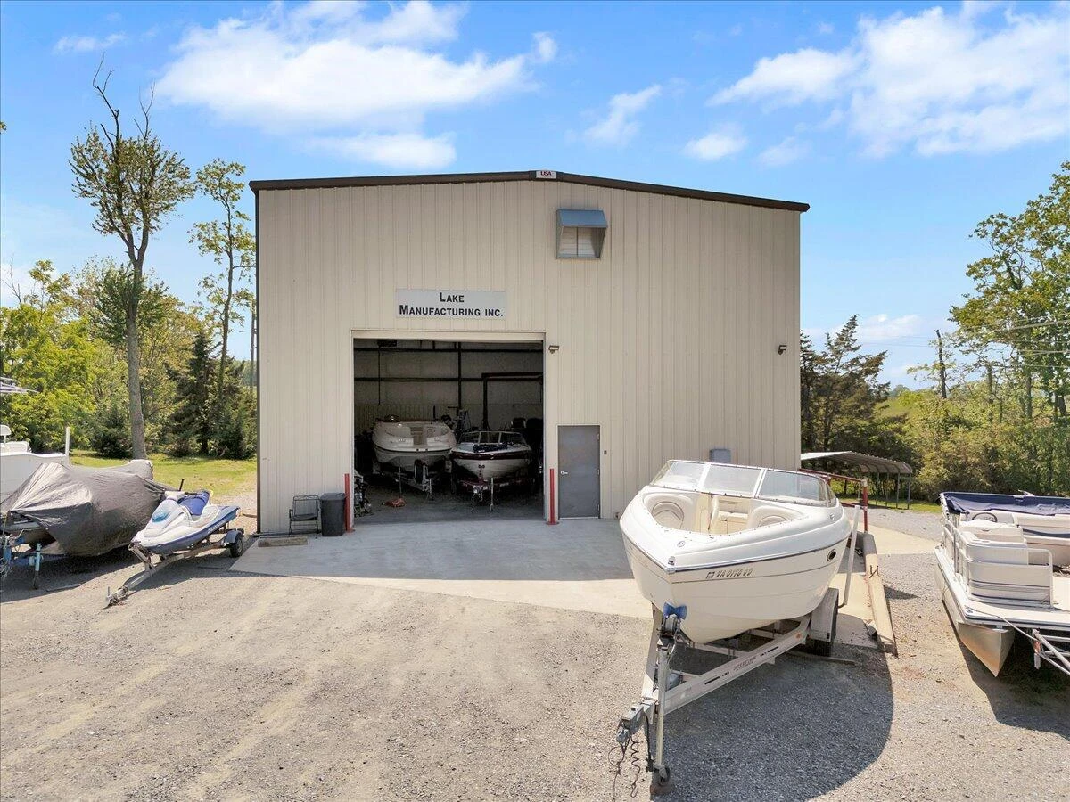 2586 Tuck RD - Photo 53