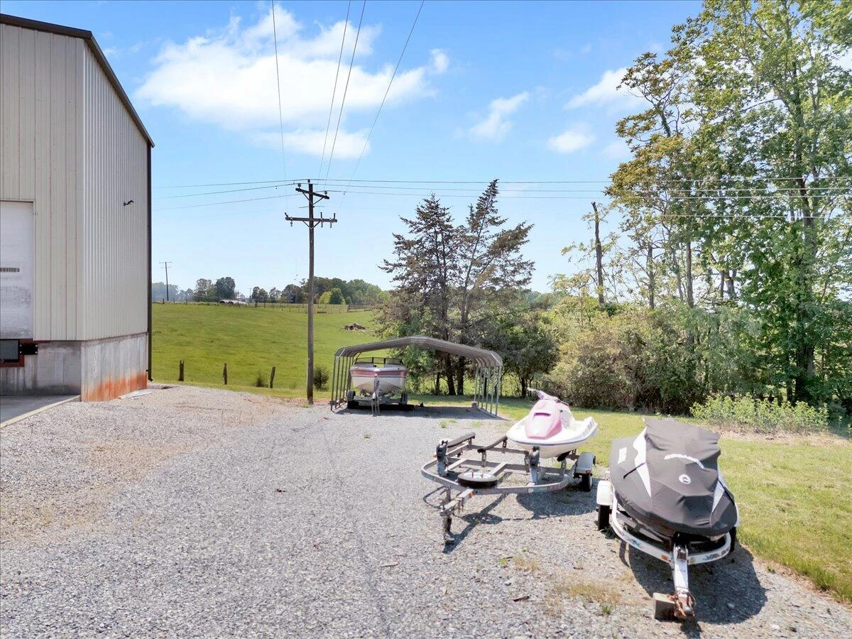 2586 Tuck RD - Photo 9