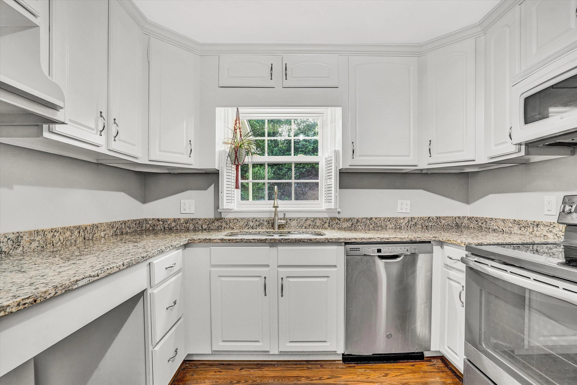 2848 Longview AVE - Photo 10