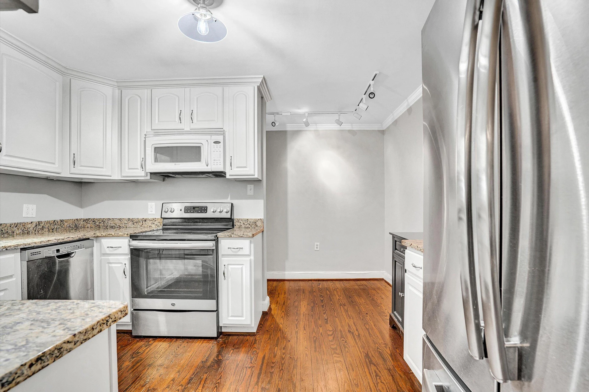 2848 Longview AVE - Photo 11