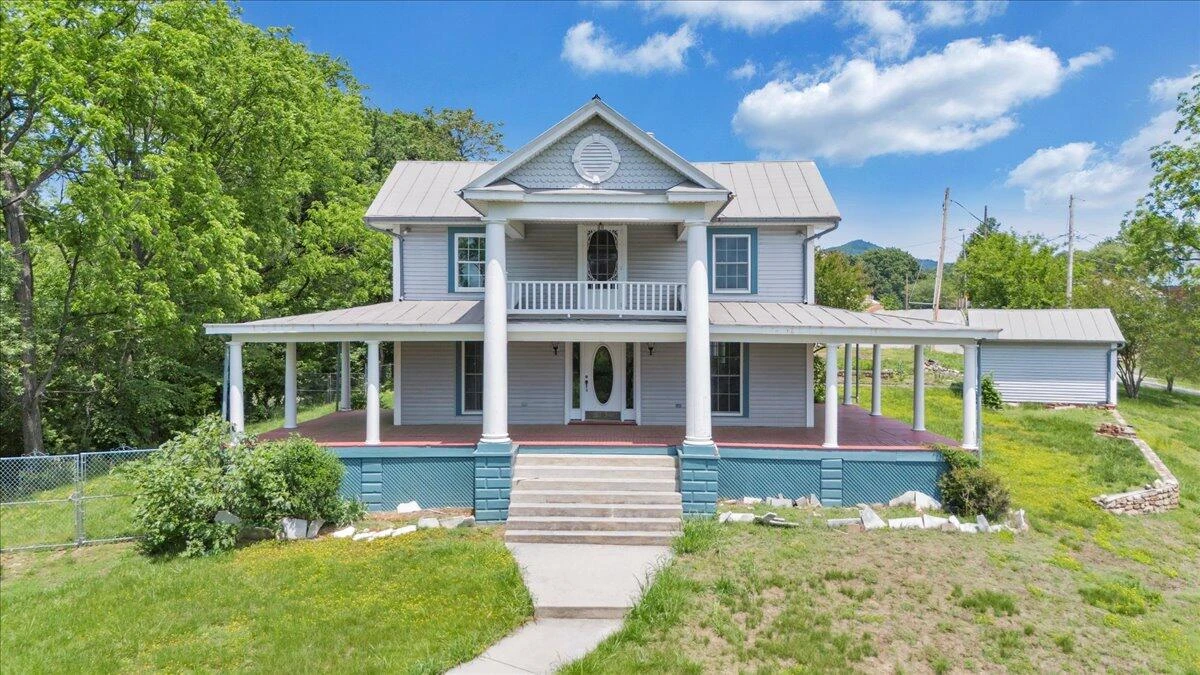 225 Maple ST - Photo 2