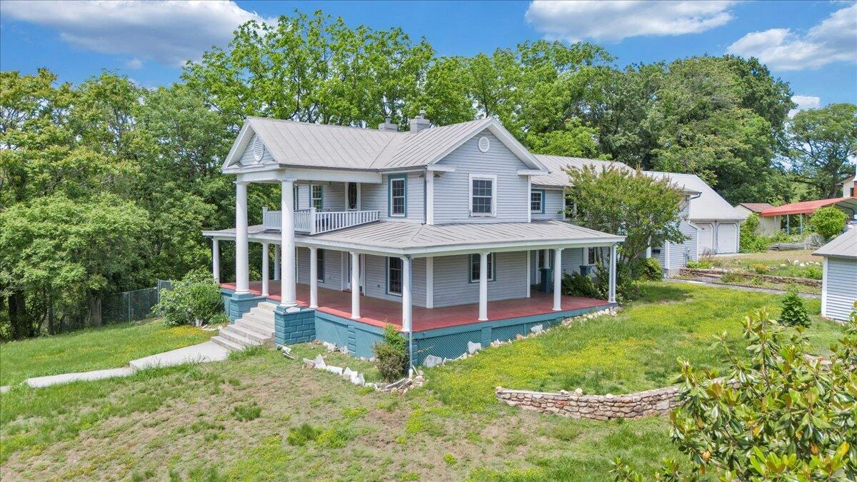 225 Maple ST - Photo 3