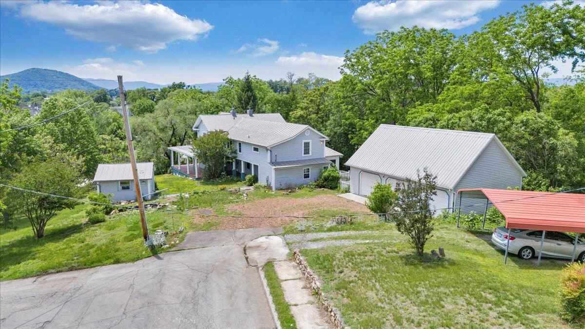 225 Maple ST - Photo 4