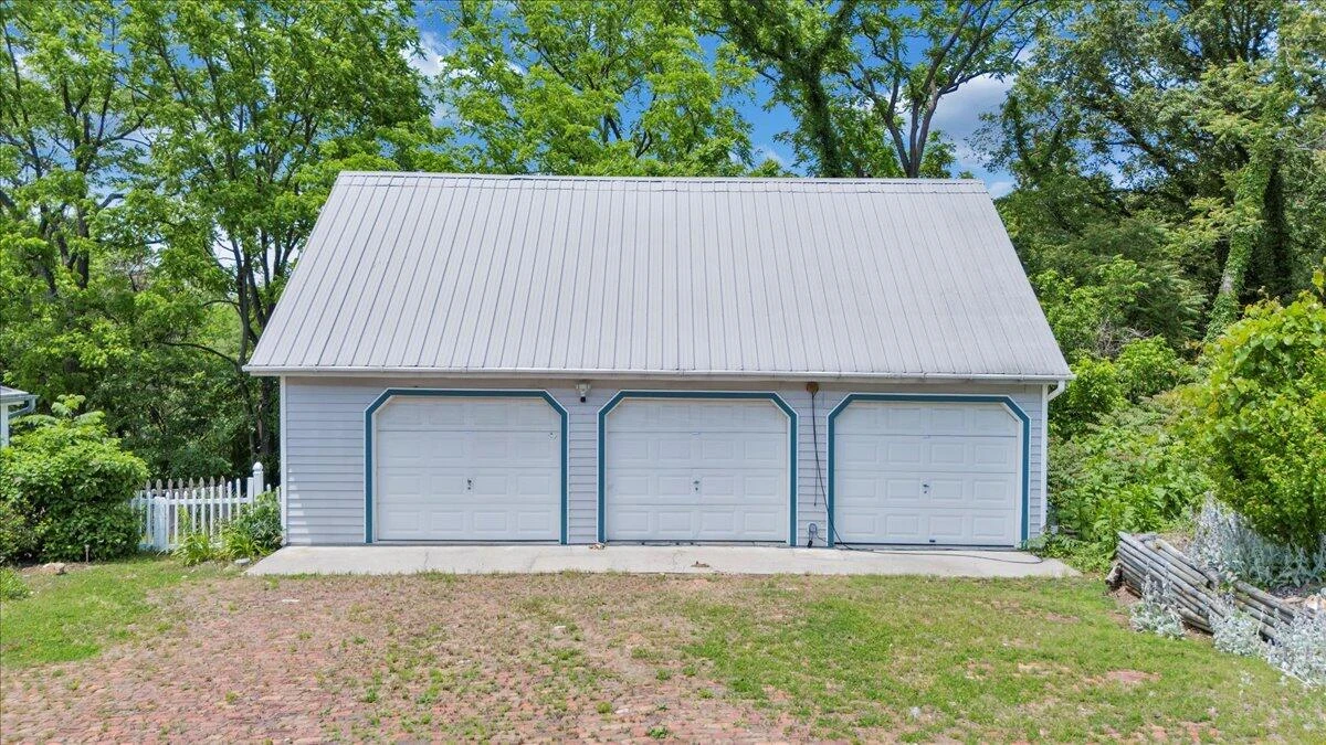 225 Maple ST - Photo 5