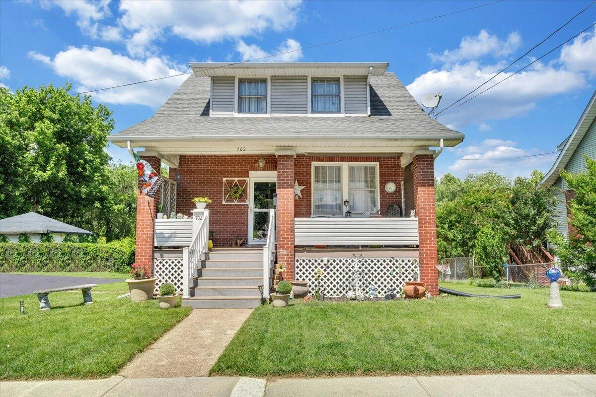 702 Arbutus AVE