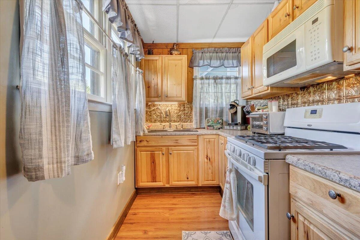 702 Arbutus AVE - Photo 14