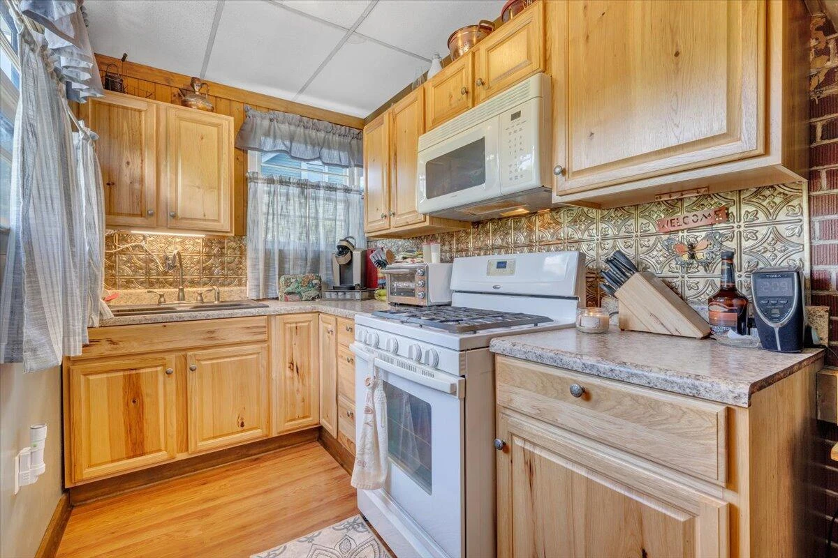 702 Arbutus AVE - Photo 15