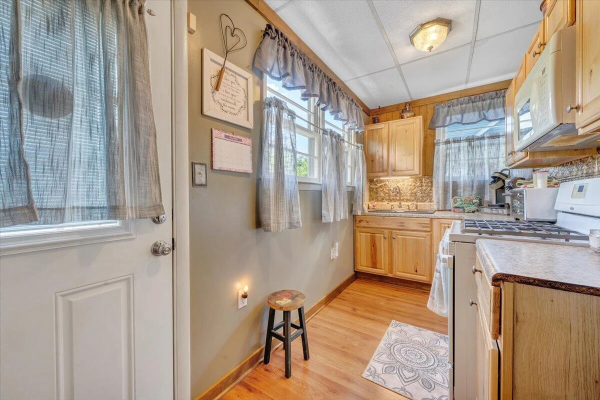 702 Arbutus AVE - Photo 16