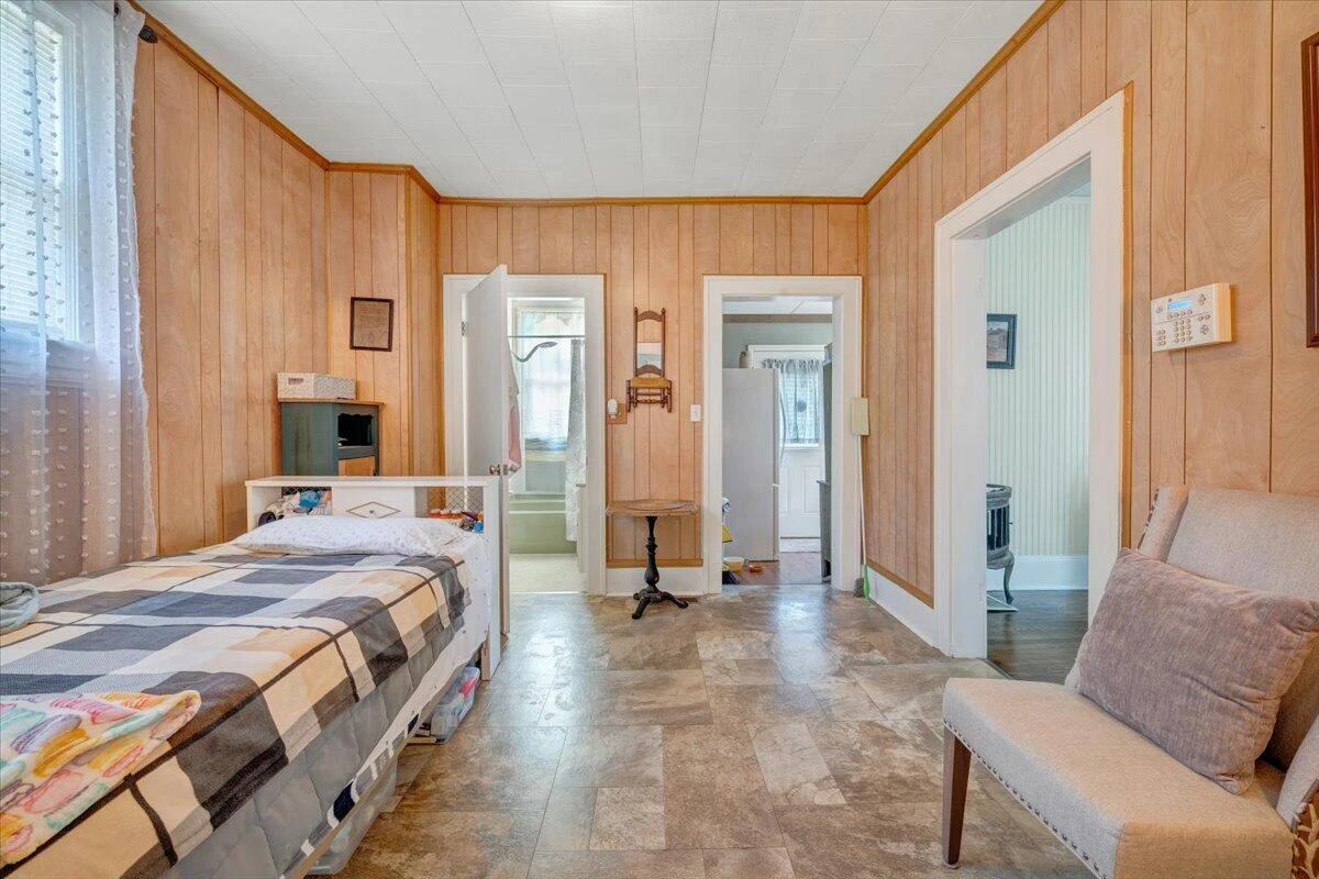 702 Arbutus AVE - Photo 17