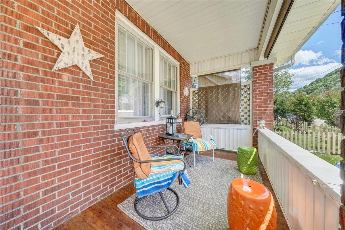 702 Arbutus AVE - Photo 2