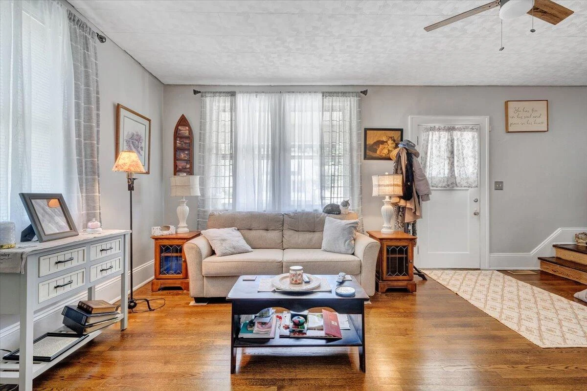 702 Arbutus AVE - Photo 8