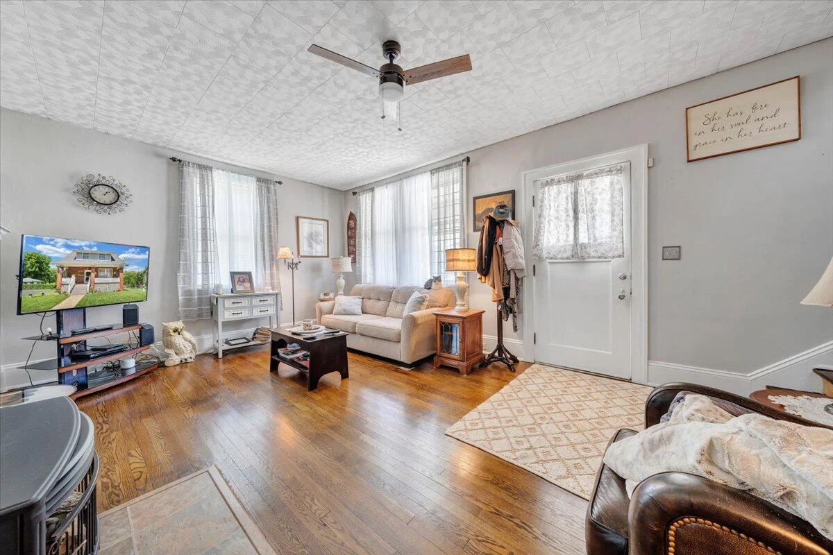702 Arbutus AVE - Photo 9
