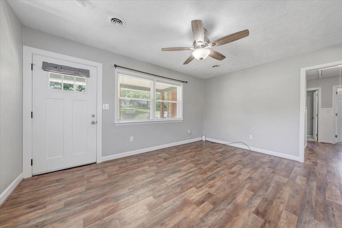 1006 10th ST - Photo 4