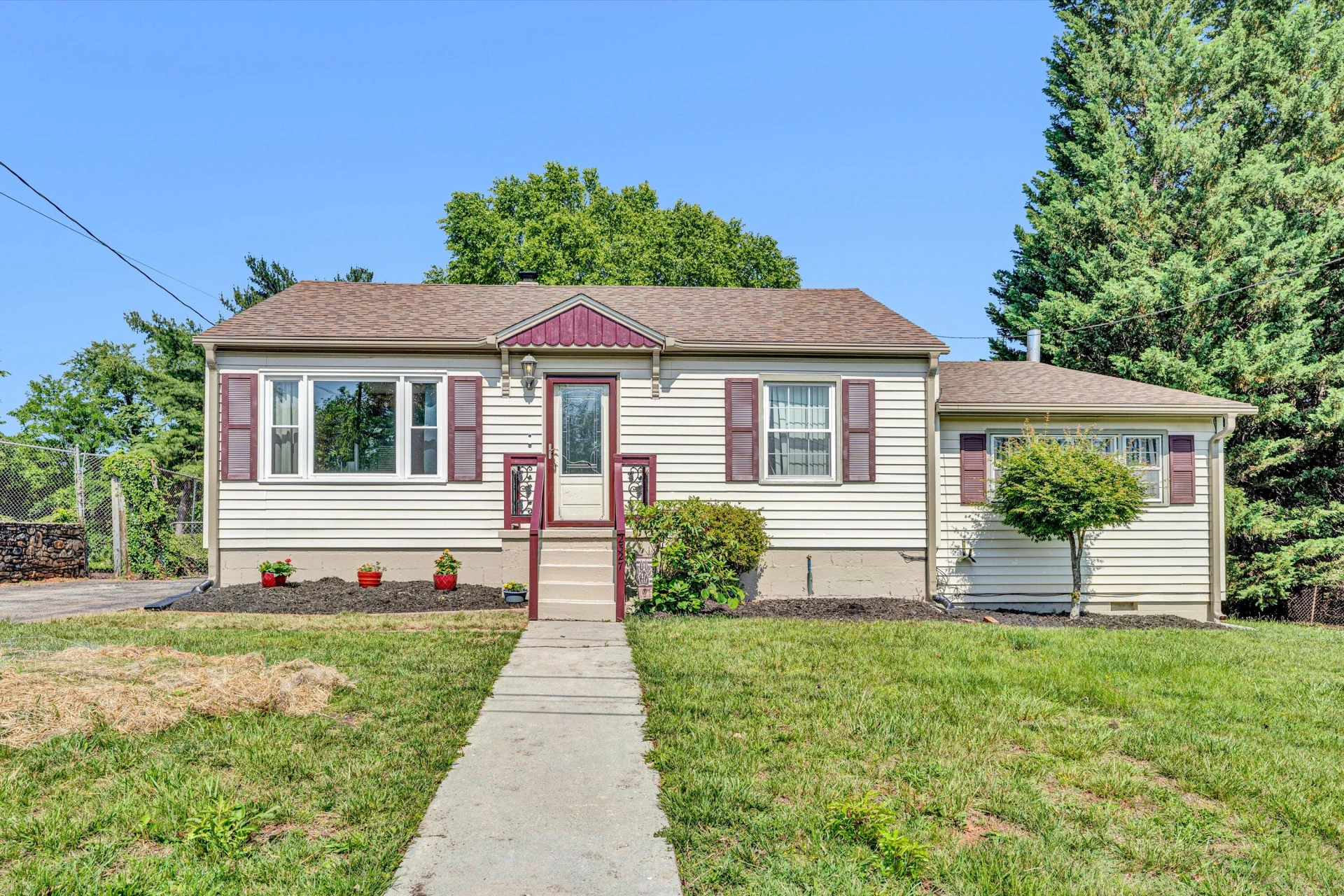 2327 Peach ST - Photo 32