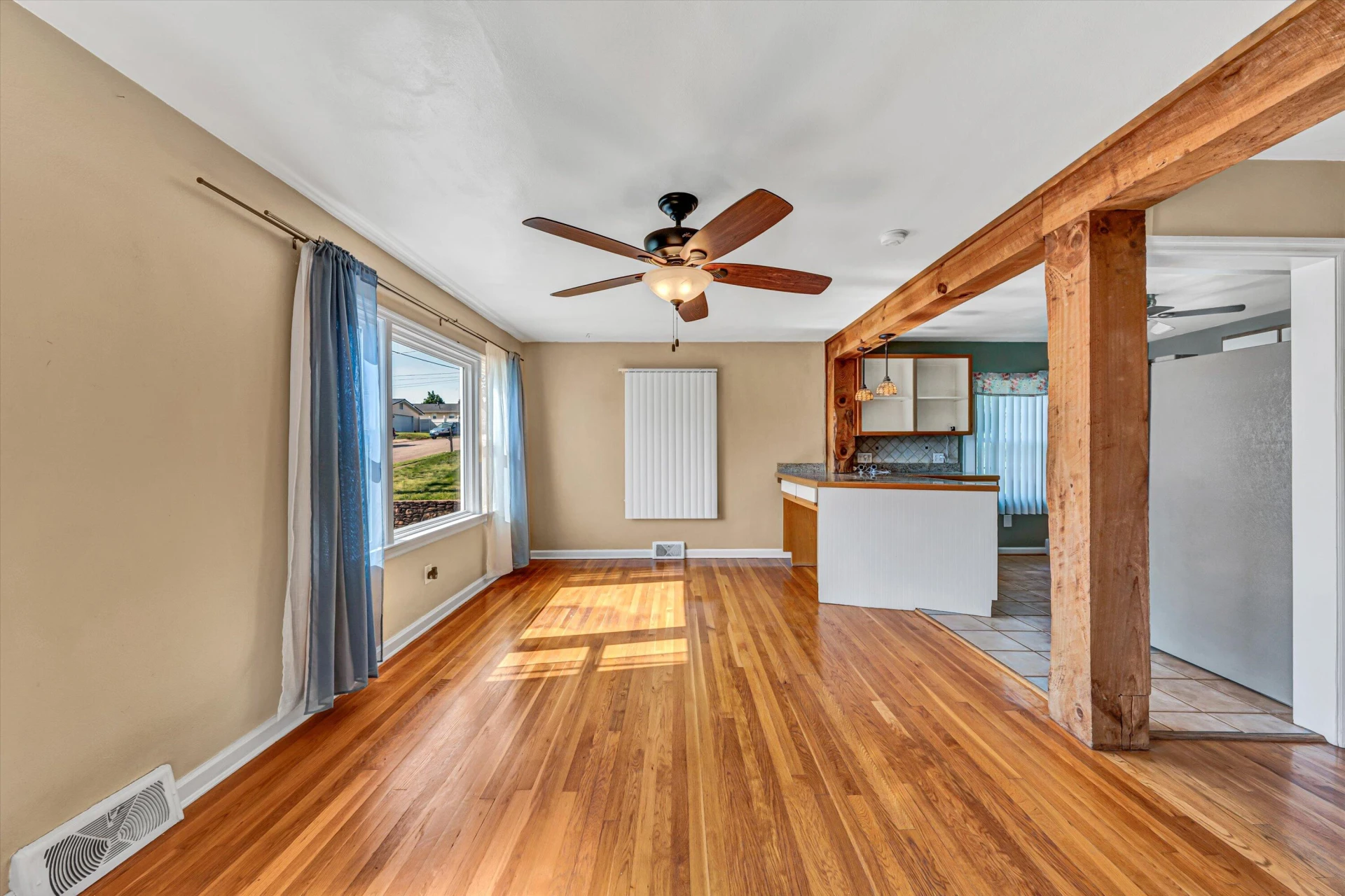 2327 Peach ST - Photo 4