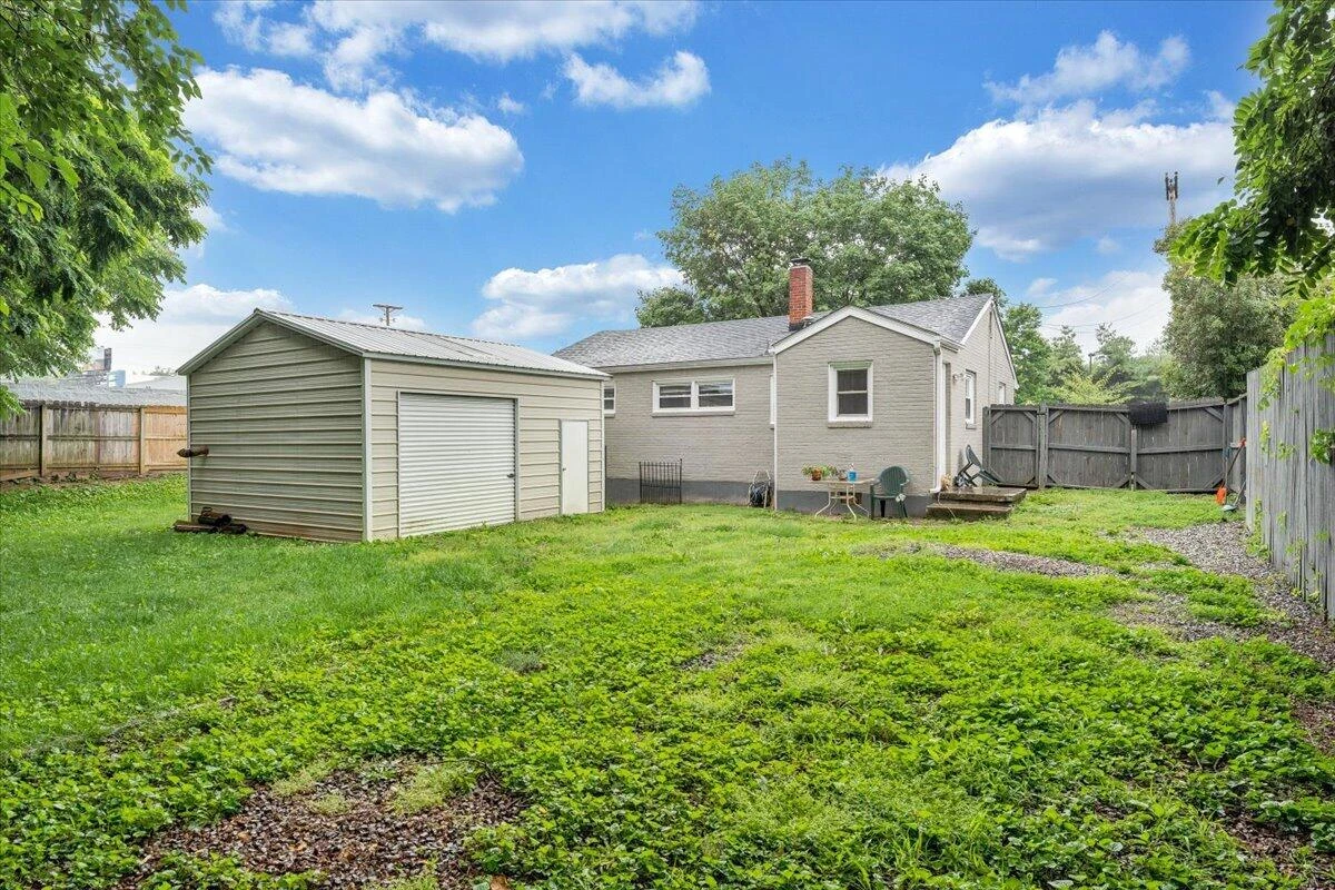3023 Birchlawn AVE - Photo 18