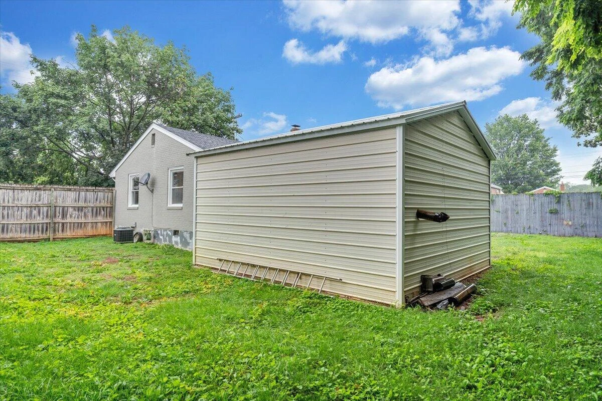 3023 Birchlawn AVE - Photo 19