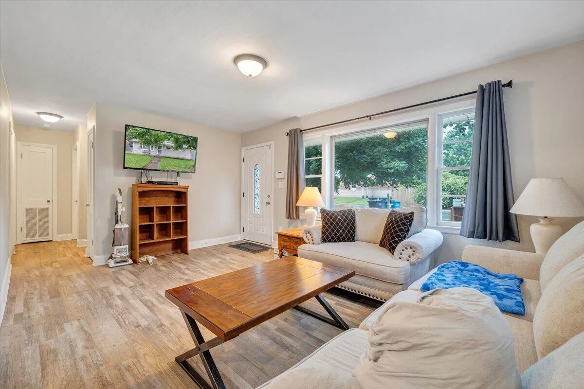 3023 Birchlawn AVE - Photo 6