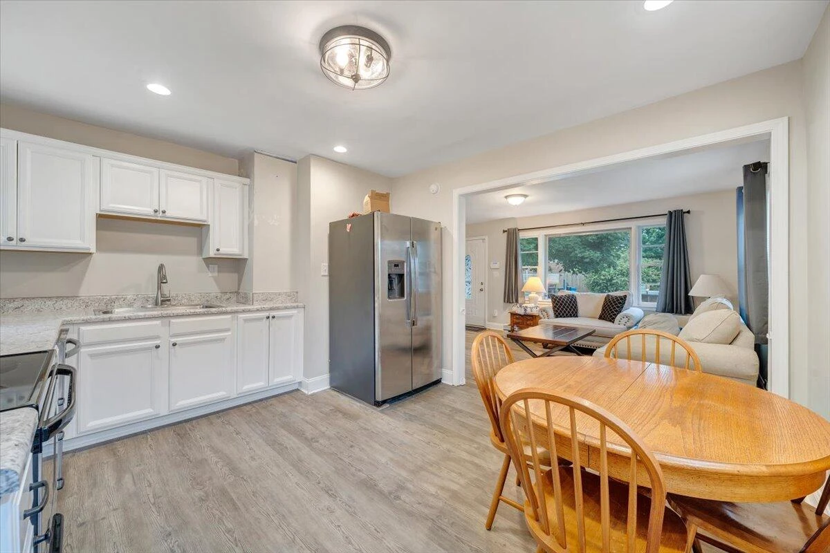 3023 Birchlawn AVE - Photo 7
