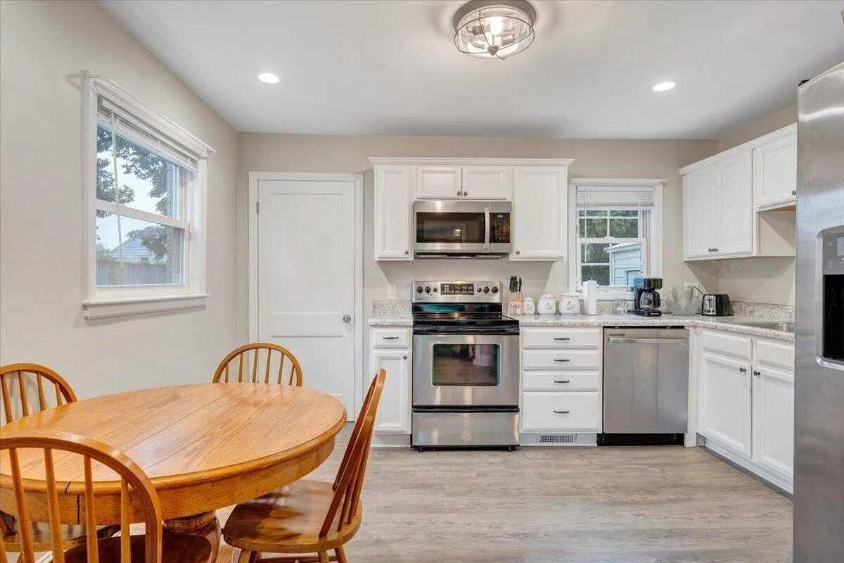 3023 Birchlawn AVE - Photo 9