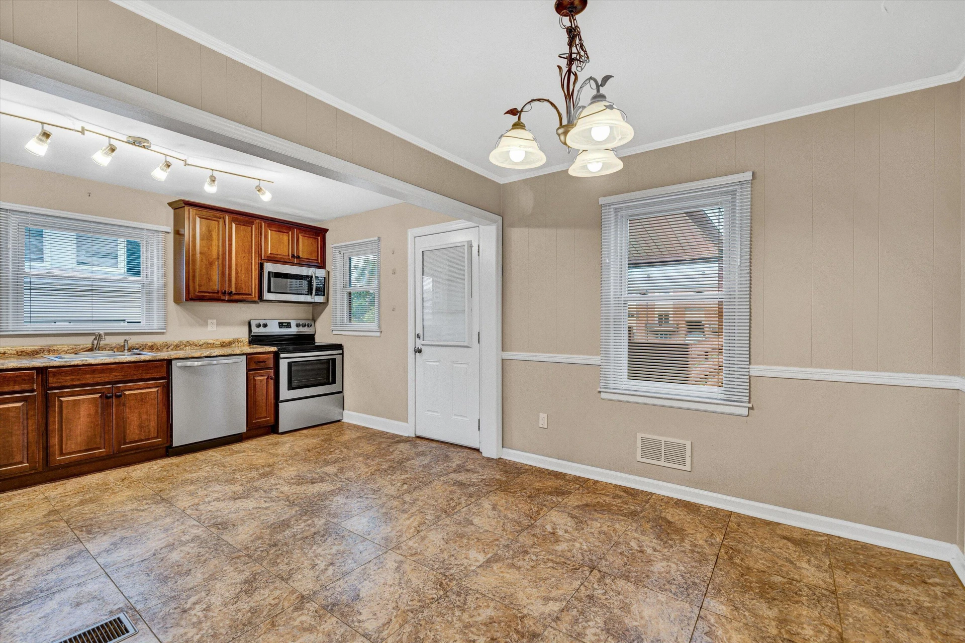130 Augusta AVE - Photo 10