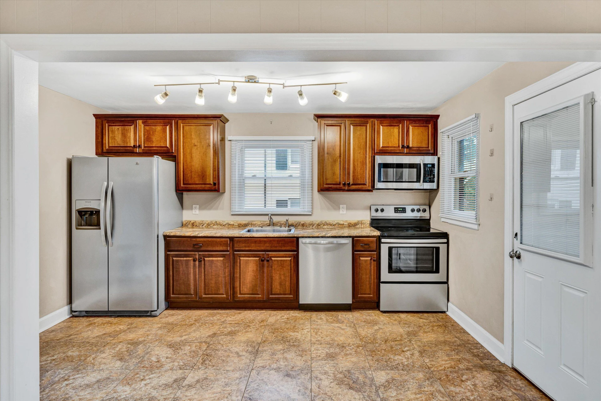 130 Augusta AVE - Photo 7
