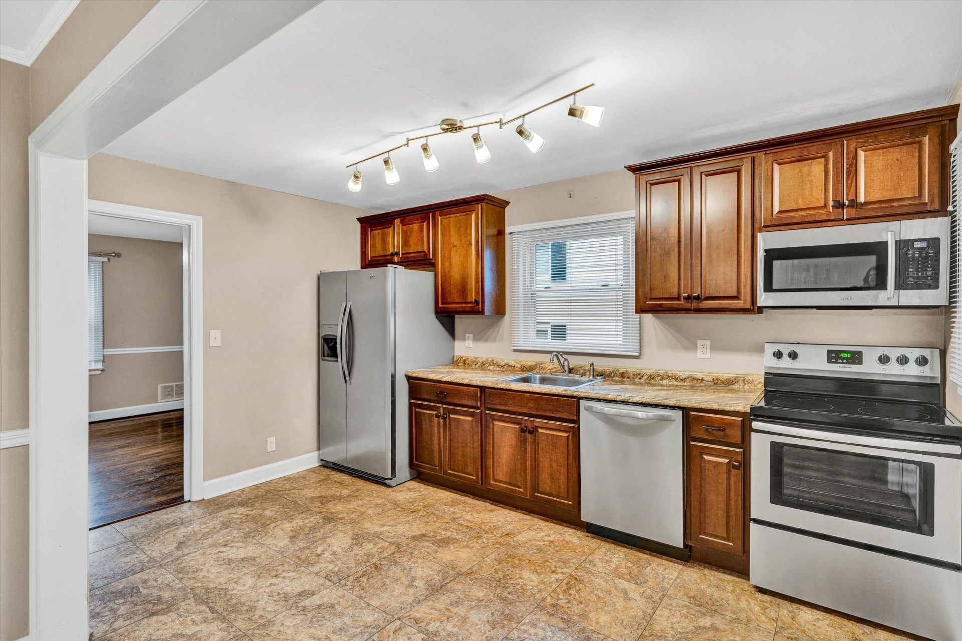 130 Augusta AVE - Photo 8