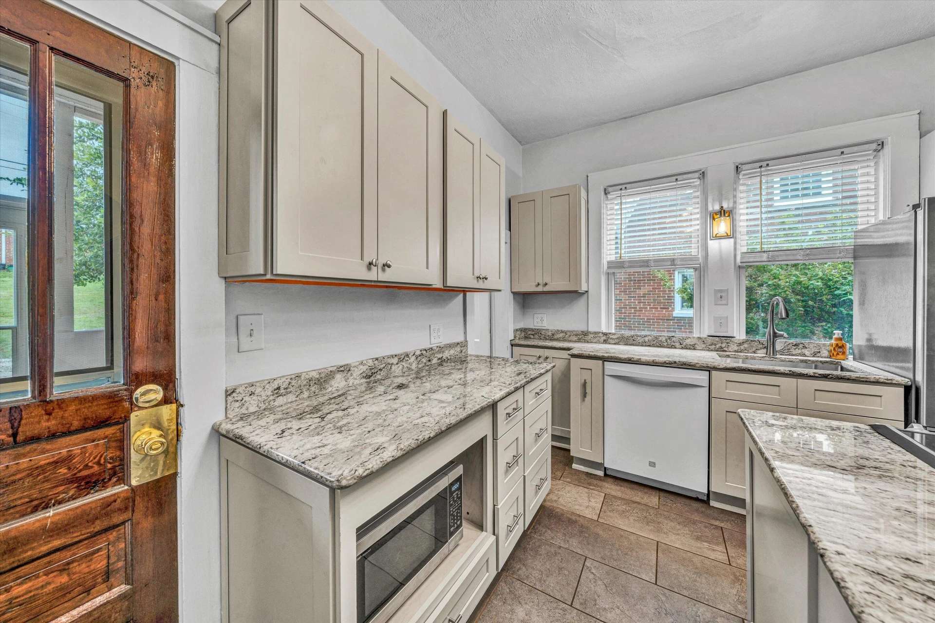 1129 Howbert AVE - Photo 18